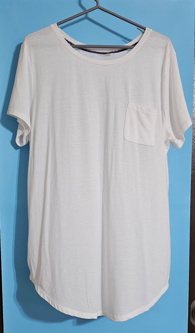 Bobbie Brooks White Pocket T-Shirt Womens Sz Large L scoop neck curved hem basic
